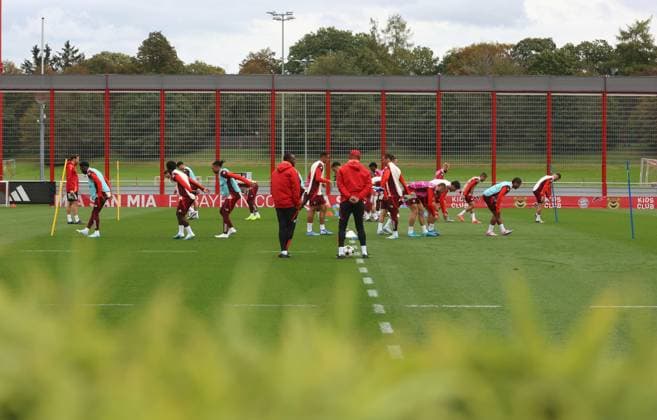 München, Deutschland 01. Oktober 2024: Fussball, Herren, Saison 2024 2025, FC Bayern München, Säbener Strasse, Trainingsgelände, Abschlusstraining, Champions League Vincent Kompany, Trainer (FC Bayern München) mit der Mannschaft auf dem Trainingsplatz