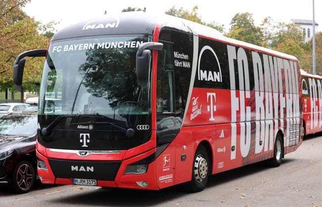 München, Deutschland 01. Oktober 2024: Fussball, Herren, Saison 2024 2025, FC Bayern München, Säbener Strasse, Trainingsgelände, Abschlusstraining, Champions League Der Mannschaftsbus des FC Bayern München steht zur Abfahrt bereit