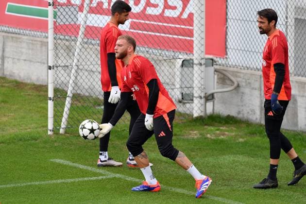 October 1, 2024, Turin, Milan, Italy: Michele Di Gregorio Juventus FC during training at JTC Continassa on October 01, 2024 in Turin, Italy - ph Giuliano Marchisciano during Juventus - Training , UEFA Champions League football match in Turin, Italy, October 01 2024 CALCIO - UEFA Champions League - Juventus - Training  - ZUMAs349 20241001_zsa_s349_038 Copyright: xGiulianoxMarchisciano IpaxSportx