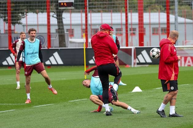 Arijon Ibrahimovic (FC Bayern Muenchen, 20) kraetscht in Vincent Kompany (FC Bayern Muenchen, Cheftrainer) beim Training, Abschlusstraining, FC Bayern Muenchen, Fussball, UEFA Champions League, 2. Spieltag, Saison 24 25, 01.10.2024, Abschlusstraining, FC Bayern Muenchen, Fussball, UEFA Champions League, 2. Spieltag, Saison 24 25, 01.10.2024 Muenchen Copyright: xEibner-Pressefoto JennixMaulx EP_JML