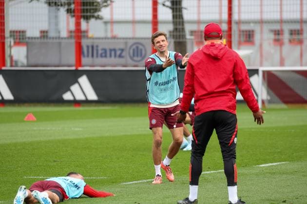 Thomas Mueller (FC Bayern Muenchen, 25) mit Vincent Kompany (FC Bayern Muenchen, Cheftrainer) lustig, witzig, Arijon Ibrahimovic (FC Bayern Muenchen, 20) liegt am Boden nach Kraetsche am Trainer, Abschlusstraining, FC Bayern Muenchen, Fussball, UEFA Champions League, 2. Spieltag, Saison 24 25, 01.10.2024, Abschlusstraining, FC Bayern Muenchen, Fussball, UEFA Champions League, 2. Spieltag, Saison 24 25, 01.10.2024 Muenchen Copyright: xEibner-Pressefoto JennixMaulx EP_JML