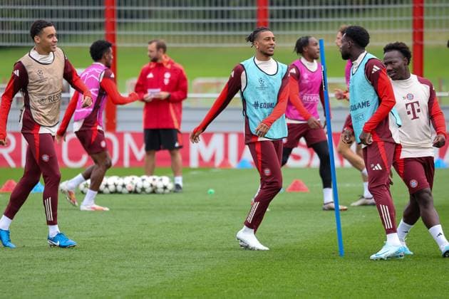 Nestroy Irankunda (FC Bayern Muenchen, 31) mit Michael Olise (FC Bayern Muenchen 17) und Alphonso Davies (FC Bayern Muenchen, 19)und Jamal Musiala (FC Bayern Muenchen, 42) beim Laufen, Abschlusstraining, FC Bayern Muenchen, Fussball, UEFA Champions League, 2. Spieltag, Saison 24 25, 01.10.2024, Abschlusstraining, FC Bayern Muenchen, Fussball, UEFA Champions League, 2. Spieltag, Saison 24 25, 01.10.2024 Muenchen Copyright: xEibner-Pressefoto JennixMaulx EP_JML