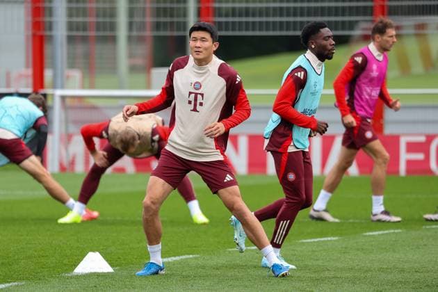 Minjae Kim (FC Bayern Muenchen, 03) mit Alphonso Davies (FC Bayern Muenchen, 19) beim Training, Abschlusstraining, FC Bayern Muenchen, Fussball, UEFA Champions League, 2. Spieltag, Saison 24 25, 01.10.2024, Abschlusstraining, FC Bayern Muenchen, Fussball, UEFA Champions League, 2. Spieltag, Saison 24 25, 01.10.2024 Muenchen Copyright: xEibner-Pressefoto JennixMaulx EP_JML