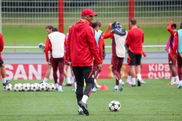 Vincent Kompany (FC Bayern Muenchen, Cheftrainer) beim Training, Abschlusstraining, FC Bayern Muenchen, Fussball, UEFA Champions League, 2. Spieltag, Saison 24 25, 01.10.2024, Abschlusstraining, FC Bayern Muenchen, Fussball, UEFA Champions League, 2. Spieltag, Saison 24 25, 01.10.2024 Muenchen Copyright: xEibner-Pressefoto JennixMaulx EP_JML