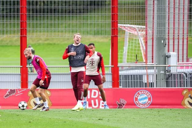 Harry Kane (FC Bayern Muenchen, 09) hat sich beim Training an der Hand verletzt, Schmerzen, schmerzverzehrt, Abschlusstraining, FC Bayern Muenchen, Fussball, UEFA Champions League, 2. Spieltag, Saison 24 25, 01.10.2024, Abschlusstraining, FC Bayern Muenchen, Fussball, UEFA Champions League, 2. Spieltag, Saison 24 25, 01.10.2024 Muenchen Copyright: xEibner-Pressefoto JennixMaulx EP_JML