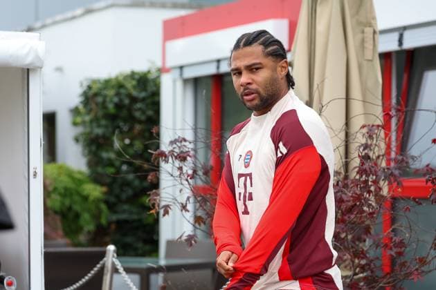 Serge Gnabry (FC Bayern Muenchen, 07) auf dem Weg aus der Kabine zum Platz, Training, Abschlusstraining, FC Bayern Muenchen, Fussball, UEFA Champions League, 2. Spieltag, Saison 24 25, 01.10.2024, Abschlusstraining, FC Bayern Muenchen, Fussball, UEFA Champions League, 2. Spieltag, Saison 24 25, 01.10.2024 Muenchen Copyright: xEibner-Pressefoto JennixMaulx EP_JML