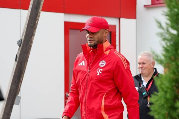 Vincent Kompany (FC Bayern Muenchen, Cheftrainer) auf dem Weg aus der Kabine zum Platz, Training, Abschlusstraining, FC Bayern Muenchen, Fussball, UEFA Champions League, 2. Spieltag, Saison 24 25, 01.10.2024, Abschlusstraining, FC Bayern Muenchen, Fussball, UEFA Champions League, 2. Spieltag, Saison 24 25, 01.10.2024 Muenchen Copyright: xEibner-Pressefoto JennixMaulx EP_JML