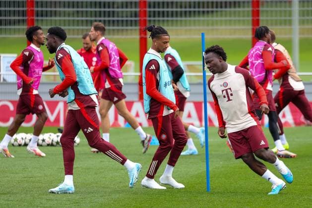 Nestroy Irankunda (FC Bayern Muenchen, 31) mit Michael Olise (FC Bayern Muenchen 17) und Alphonso Davies (FC Bayern Muenchen, 19) beim Laufen, Abschlusstraining, FC Bayern Muenchen, Fussball, UEFA Champions League, 2. Spieltag, Saison 24 25, 01.10.2024, Abschlusstraining, FC Bayern Muenchen, Fussball, UEFA Champions League, 2. Spieltag, Saison 24 25, 01.10.2024 Muenchen Copyright: xEibner-Pressefoto JennixMaulx EP_JML