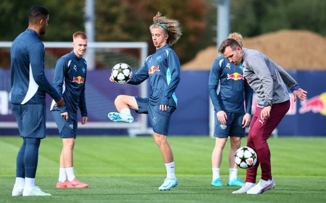 RB Leipzig Training Champions League Leipzig, 01.10.2024, RB Trainingszentrum, Fussball, UEFA Champions League, Matchday-1, RB LEIPZIG vs. JUVENTUS TURIN am 02 10 2024 , Abschlusstraining RB Leipzig , Im Bild: Viggo Gebel (mi.) am Ball ,