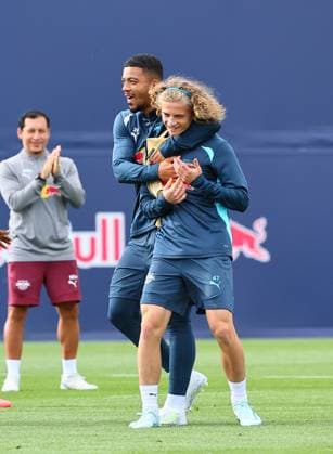 RB Leipzig Training Champions League Leipzig, 01.10.2024, RB Trainingszentrum, Fussball, UEFA Champions League, Matchday-1, RB LEIPZIG vs. JUVENTUS TURIN am 02 10 2024 , Abschlusstraining RB Leipzig , Im Bild v.l.: Benjamin Henrichs (39, RB Leipzig) und Viggo Gebel (47, RB Leipzig) ,