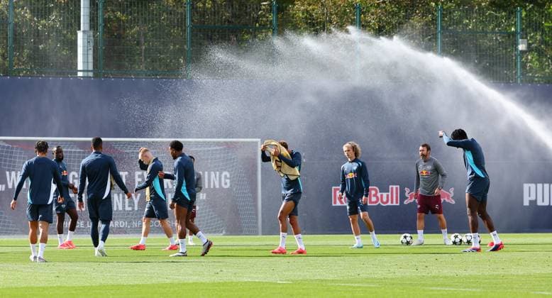 RB Leipzig Training Champions League Leipzig, 01.10.2024, RB Trainingszentrum, Fussball, UEFA Champions League, Matchday-1, RB LEIPZIG vs. JUVENTUS TURIN am 02 10 2024 , Abschlusstraining RB Leipzig , Im Bild: Erfrischung auf dem Trainingsplatz ,