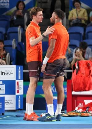 Ugo Humbert gratuliert dem Sieger Arthur Fils, Herren Einzel, Gentlemen s Singles, Endspiel, Final, Kinoshita Group Japan Open Tennis Championships, Tokyo, Japan Copyright: xJuergenxHasenkopfx