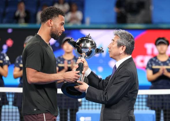 Japan Tennis Association Praesident Kenichiro Yamanishi ueberreicht den Pokal an Sieger Arthur Fils, Herren Einzel, Gentlemen s Singles, Endspiel, Final, Kinoshita Group Japan Open Tennis Championships, Tokyo, Japan Copyright: xJuergenxHasenkopfx