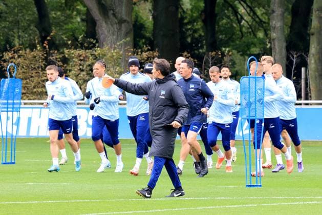 DEU, DFL, 2. FBL Hertha BSC, Training, 01.10.2024, Sportforum, Berlin, DEU, DFL, 2. FBL Hertha BSC, Training, im Bild Co-Trainer Jaime Monroy (Hertha BSC Berlin), Hertha-Spielerkreis DFL - regulations prohibit any use of Photographs as image sequences and or quasi-video Foto: Juergen Engler nordphoto GmbH
