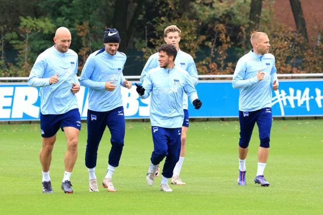 DEU, DFL, 2. FBL Hertha BSC, Training, 01.10.2024, Sportforum, Berlin, DEU, DFL, 2. FBL Hertha BSC, Training, im Bild Auslauftraining, auslaufen nach einem Spiel, Hertha-Spielerkreis, Toni Leistner (Hertha BSC Berlin 37), Marton Dardai (Hertha BSC Berlin 31), Diego Demme (Hertha BSC Berlin 6), Luca Schuler (Hertha BSC Berlin 18), Jon Dabur Thorsteinsson (Hertha BSC Berlin 24) DFL - regulations prohibit any use of Photographs as image sequences and or quasi-video Foto: Juergen Engler nordphoto GmbH