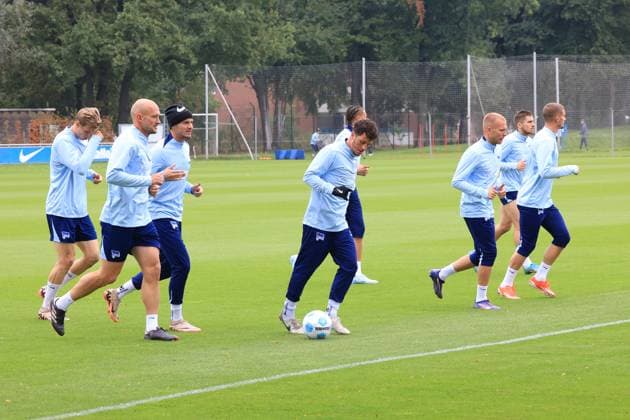 DEU, DFL, 2. FBL Hertha BSC, Training, 01.10.2024, Sportforum, Berlin, DEU, DFL, 2. FBL Hertha BSC, Training, im Bild Auslauftraining, auslaufen nach einem Spiel, Hertha-Spielerkreis, Toni Leistner (Hertha BSC Berlin 37), Marton Dardai (Hertha BSC Berlin 31), Diego Demme (Hertha BSC Berlin 6), Luca Schuler (Hertha BSC Berlin 18), Jon Dabur Thorsteinsson (Hertha BSC Berlin 24), Jonjoe Kenny (Hertha BSC Berlin 16), Derry Scherhant (Hertha BSC Berlin 39), Michael Cuisance (Hertha BSC Berlin 27) DFL - regulations prohibit any use of Photographs as image sequences and or quasi-video Foto: Juergen Engler nordphoto GmbH