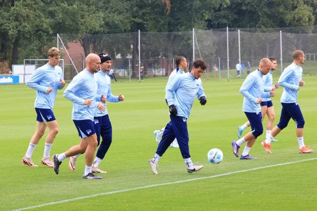 DEU, DFL, 2. FBL Hertha BSC, Training, 01.10.2024, Sportforum, Berlin, DEU, DFL, 2. FBL Hertha BSC, Training, im Bild Auslauftraining, auslaufen nach einem Spiel, Hertha-Spielerkreis, Toni Leistner (Hertha BSC Berlin 37), Marton Dardai (Hertha BSC Berlin 31), Diego Demme (Hertha BSC Berlin 6), Luca Schuler (Hertha BSC Berlin 18), Jon Dabur Thorsteinsson (Hertha BSC Berlin 24), Jonjoe Kenny (Hertha BSC Berlin 16), Derry Scherhant (Hertha BSC Berlin 39), Michael Cuisance (Hertha BSC Berlin 27) DFL - regulations prohibit any use of Photographs as image sequences and or quasi-video Foto: Juergen Engler nordphoto GmbH