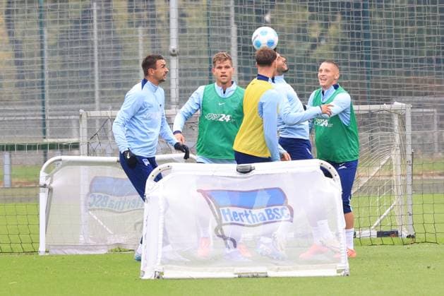 DEU, DFL, 2. FBL Hertha BSC, Training, 01.10.2024, Sportforum, Berlin, DEU, DFL, 2. FBL Hertha BSC, Training, im Bild Smail Prevljak (Hertha BSC Berlin 9), Florian Niederlechner (Hertha BSC Berlin 7), Kevin Sessa (Hertha BSC Berlin 8), Palko Dardai (Hertha BSC Berlin 20) DFL - regulations prohibit any use of Photographs as image sequences and or quasi-video Foto: Juergen Engler nordphoto GmbH