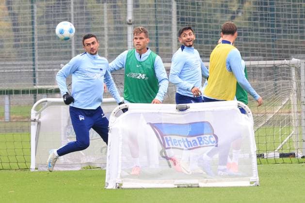Sport Bilder des Tages DEU, DFL, 2. FBL Hertha BSC, Training, 01.10.2024, Sportforum, Berlin, DEU, DFL, 2. FBL Hertha BSC, Training, im Bild Smail Prevljak (Hertha BSC Berlin 9), Florian Niederlechner (Hertha BSC Berlin 7), Kevin Sessa (Hertha BSC Berlin 8), Palko Dardai (Hertha BSC Berlin 20) DFL - regulations prohibit any use of Photographs as image sequences and or quasi-video Foto: Juergen Engler nordphoto GmbH