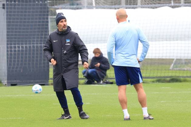 DEU, DFL, 2. FBL Hertha BSC, Training, 01.10.2024, Sportforum, Berlin, DEU, DFL, 2. FBL Hertha BSC, Training, im Bild Cheftrainer Cristian Fiel (Hertha BSC Berlin), Toni Leistner (Hertha BSC Berlin 37) DFL - regulations prohibit any use of Photographs as image sequences and or quasi-video Foto: Juergen Engler nordphoto GmbH