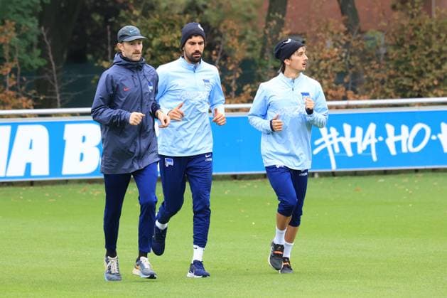 DEU, DFL, 2. FBL Hertha BSC, Training, 01.10.2024, Sportforum, Berlin, DEU, DFL, 2. FBL Hertha BSC, Training, im Bild Fitnesstrainer Hendrik Vieth (Hertha BSC), Andreas Bouchalakis (Hertha BSC Berlin 5), Michal Karbownik (Hertha BSC Berlin 33) DFL - regulations prohibit any use of Photographs as image sequences and or quasi-video Foto: Juergen Engler nordphoto GmbH