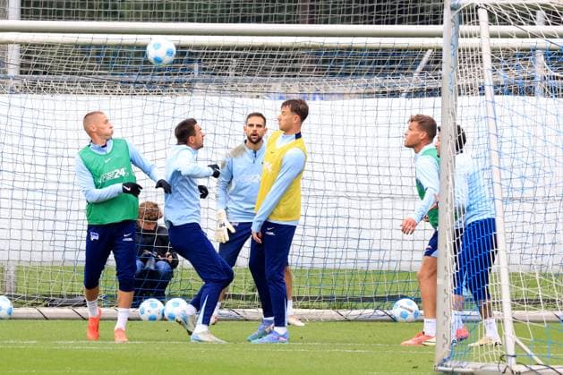 DEU, DFL, 2. FBL Hertha BSC, Training, 01.10.2024, Sportforum, Berlin, DEU, DFL, 2. FBL Hertha BSC, Training, im Bild Palko Dardai (Hertha BSC Berlin 20), Smail Prevljak (Hertha BSC Berlin 9), Marius Gersbeck (Hertha BSC Berlin 35), Oliver Roelke (Hertha BSC Berlin 40) DFL - regulations prohibit any use of Photographs as image sequences and or quasi-video Foto: Juergen Engler nordphoto GmbH