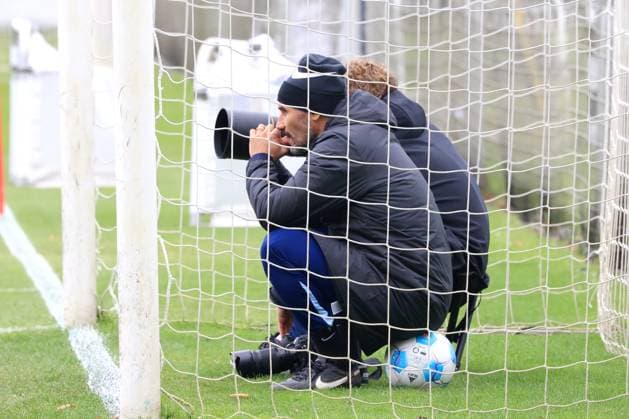 DEU, DFL, 2. FBL Hertha BSC, Training, 01.10.2024, Sportforum, Berlin, DEU, DFL, 2. FBL Hertha BSC, Training, im Bild Cheftrainer Cristian Fiel (Hertha BSC Berlin) sitzt im Tor DFL - regulations prohibit any use of Photographs as image sequences and or quasi-video Foto: Juergen Engler nordphoto GmbH