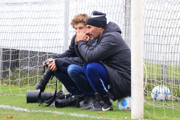 DEU, DFL, 2. FBL Hertha BSC, Training, 01.10.2024, Sportforum, Berlin, DEU, DFL, 2. FBL Hertha BSC, Training, im Bild Cheftrainer Cristian Fiel (Hertha BSC Berlin) sitzt im Tor, mit Citypress-Fotograf DFL - regulations prohibit any use of Photographs as image sequences and or quasi-video Foto: Juergen Engler nordphoto GmbH
