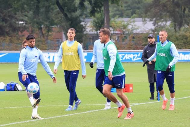 DEU, DFL, 2. FBL Hertha BSC, Training, 01.10.2024, Sportforum, Berlin, DEU, DFL, 2. FBL Hertha BSC, Training, im Bild Kevin Sessa (Hertha BSC Berlin 8), Pascal Klemens (Hertha BSC Berlin 41), Florian Niederlechner (Hertha BSC Berlin 7), Palko Dardai (Hertha BSC Berlin 20 DFL - regulations prohibit any use of Photographs as image sequences and or quasi-video Foto: Juergen Engler nordphoto GmbH