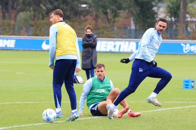 DEU, DFL, 2. FBL Hertha BSC, Training, 01.10.2024, Sportforum, Berlin, DEU, DFL, 2. FBL Hertha BSC, Training, im Bild Pascal Klemens (Hertha BSC Berlin 41), Florian Niederlechner (Hertha BSC Berlin 7), Smail Prevljak (Hertha BSC Berlin 9) DFL - regulations prohibit any use of Photographs as image sequences and or quasi-video Foto: Juergen Engler nordphoto GmbH