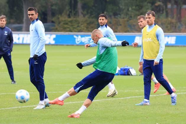 DEU, DFL, 2. FBL Hertha BSC, Training, 01.10.2024, Sportforum, Berlin, DEU, DFL, 2. FBL Hertha BSC, Training, im Bild Palko Dardai (Hertha BSC Berlin 20), Smail Prevljak (Hertha BSC Berlin 9), Pascal Klemens (Hertha BSC Berlin 41), Kevin Sessa (Hertha BSC Berlin 8) DFL - regulations prohibit any use of Photographs as image sequences and or quasi-video Foto: Juergen Engler nordphoto GmbH