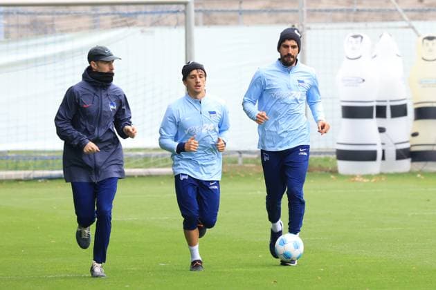 DEU, DFL, 2. FBL Hertha BSC, Training, 01.10.2024, Sportforum, Berlin, DEU, DFL, 2. FBL Hertha BSC, Training, im Bild Fitnesstrainer Hendrik Vieth (Hertha BSC), Andreas Bouchalakis (Hertha BSC Berlin 5), Michal Karbownik (Hertha BSC Berlin 33) DFL - regulations prohibit any use of Photographs as image sequences and or quasi-video Foto: Juergen Engler nordphoto GmbH