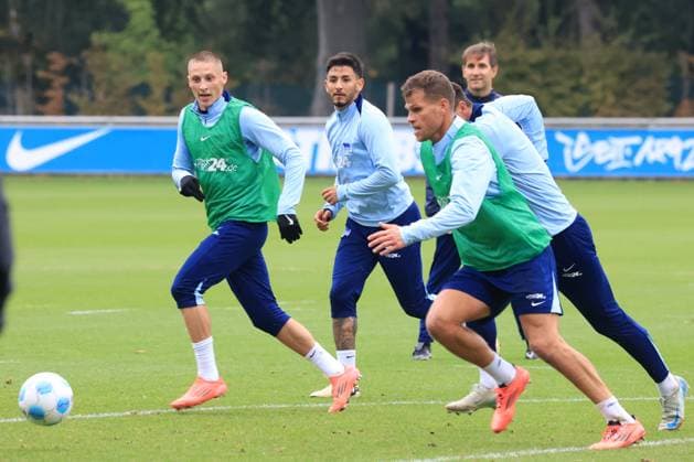 DEU, DFL, 2. FBL Hertha BSC, Training, 01.10.2024, Sportforum, Berlin, DEU, DFL, 2. FBL Hertha BSC, Training, im Bild Palko Dardai (Hertha BSC Berlin 20), Kevin Sessa (Hertha BSC Berlin 8), Florian Niederlechner (Hertha BSC Berlin 7) DFL - regulations prohibit any use of Photographs as image sequences and or quasi-video Foto: Juergen Engler nordphoto GmbH