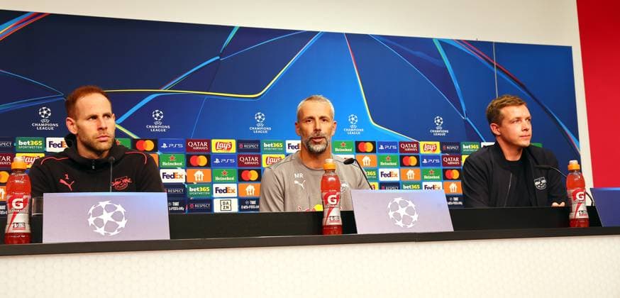 RB Leipzig Pressekonferenz Champions League Leipzig, 01.10.2024, RB Akademie, Fussball, UEFA Champions League, Matchday-1, RB LEIPZIG vs. JUVENTUS TURIN am 02 10 2024 , Pressekonferenz RB Leipzig , Im Bild v.l.: Torwart Peter Gulacsi (1, RB Leipzig), Trainer Marco Rose (RB Leipzig) und Pressesprecher Per Windmüller Windmueller ,