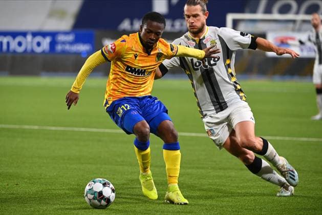 Sint-Truidense VV v Sporting Charleroi - Jupiler Pro League SINT-TRUIDEN, BELGIUM - DECEMBER 12 : Samuel Asamoah midfielder of Sint-Truiden, Guillaume Gillet defender of Charleroi during the Jupiler Pro League match between Sint-Truidense VV and Sporting Charleroi on December 12, 2020 in Sint-Truiden, Belgium, 12 12 2020 Sint-Truiden Belgium  Copyright: xVincentxKalutx 10899918-050