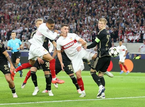Enzo Millot (VfB, links) köpft das Tor zum 1:0 für Stuttgart. Ermedin Demirovic (VfB, mitte), Martin Suchomel (Sparta Prag, rechts) . Fussball: Champions League : Saison 24 25: VfB Stuttgart - AC Sparta Prag, Fussball Bundesliga, 01.10.2024.