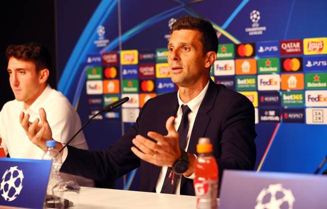 Juventus Turin Pressekonferenz Champions League Leipzig, 01.10.2024, RB Akademie, Fussball, UEFA Champions League, Matchday-1, RB LEIPZIG vs. JUVENTUS TURIN am 02 10 2024 , Pressekonferenz Juventus Turin , Im Bild: Trainer Thiago Motta (JUVENTUS TURIN). L.: Andrea Cambiaso (27, JUVE) ,