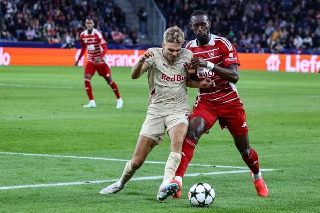 SOCCER - UEFA CL, RBS vs Brest SALZBURG,AUSTRIA,01.OCT.24 - SOCCER - UEFA Champions League, Red Bull Salzburg vs Stade Brestois 29. Image shows Leandro Morgalla (RBS) and Abdallah Sima (Brest).  GEPAxpictures xDavidxGeieregger