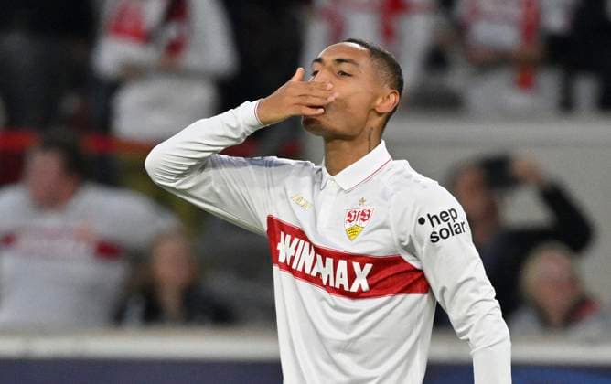 TOR zum 1:0 Enzo Millot VfB Stuttgart (08) Torjubel Gestik Geste Flying Kiss Kuss auf Tribuene Champions League VfB Stuttgart vs AC Sparta Prag 01.10.2024 DFL REGULATIONS PROHIBIT ANY USE OF PHOTOGRAPHS AS IMAGE SEQUENCES AND OR QUASI-VIDEO VfB Stuttgart vs AC Sparta Prag