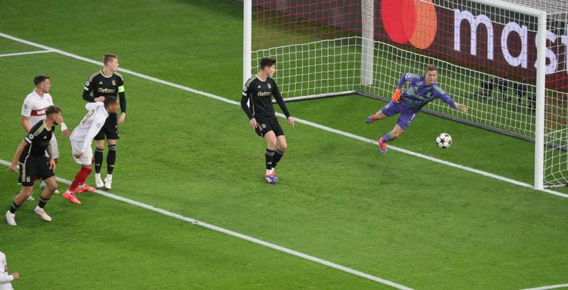 01.10.24 VfB Stuttgart - AC Sparta Prag Deutschland, Stuttgart, 01.10.2024, Fussball, UEFA Champions League, VfB Stuttgart - AC Sparta Prag: (VfB Stuttgart). Nr.8 Enzo Millot Kopfbaltor 1:0 VFB. Torwart Peter Vindahl Prag.