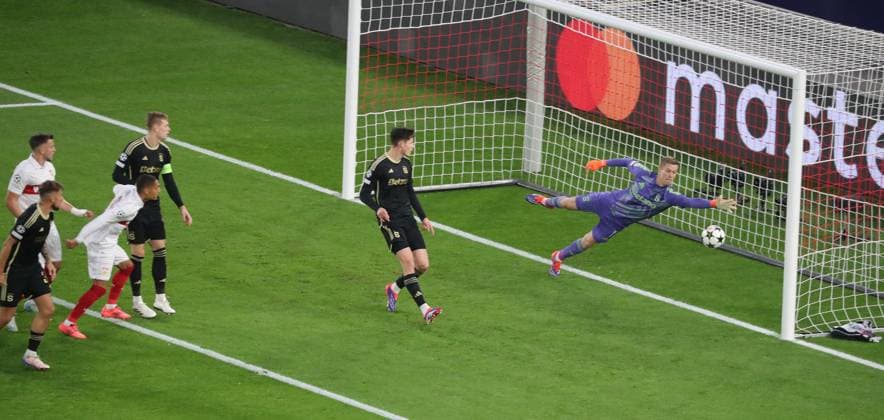 01.10.24 VfB Stuttgart - AC Sparta Prag Deutschland, Stuttgart, 01.10.2024, Fussball, UEFA Champions League, VfB Stuttgart - AC Sparta Prag: (VfB Stuttgart) Nr.8 Enzo Millot li. 1:0 Kopfballtor VFB. Torwart Peter Vindahl Prag.