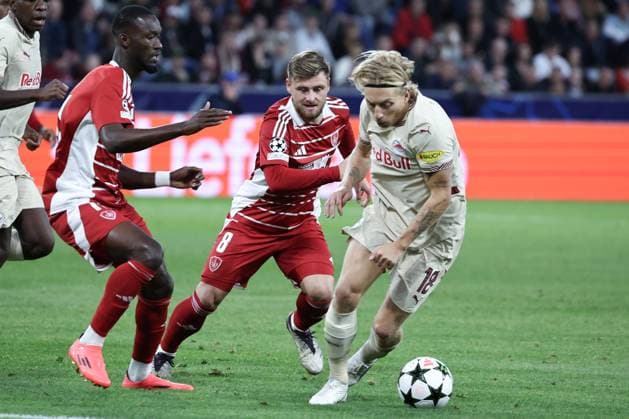 SOCCER - UEFA CL, RBS vs Brest SALZBURG,AUSTRIA,01.OCT.24 - SOCCER - UEFA Champions League, Red Bull Salzburg vs Stade Brestois 29. Image shows Abdallah Sima, Hugo Magnetti (Brest) and Mads Bidstrup (RBS).  GEPAxpictures xDavidxGeieregger