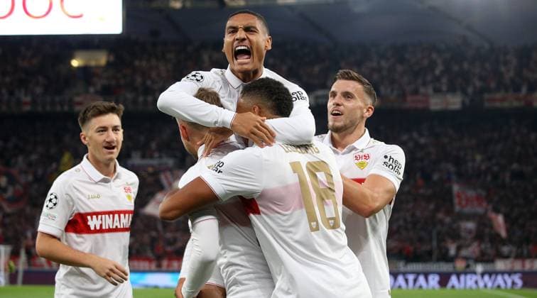 01.10.2024 Stuttgart , Champions League Fußball VfB Stuttgart vs. Sparta Prag, Jubel über das Tor zum 1:0, v.l. Ermedin Demirovic, Torschütze Enzo Millot (VfB, oben), links Angelo Stiller, rechts Ermedin Demirovic Gemäß den Vorgaben der DFL Deutschen Fuï¬‚ball Liga ist es untersagt, in dem Stadion und oder vom Spiel angefertigte Fotoaufnahmen in Form von Sequenzbildern und oder videoähnlichen Fotostrecken zu verwerten bzw. verwerten zu lassen.