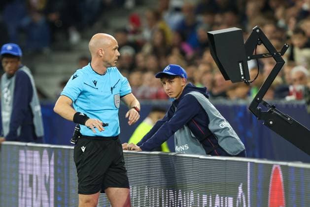 SOCCER - UEFA CL, RBS vs Brest SALZBURG,AUSTRIA,01.OCT.24 - SOCCER - UEFA Champions League, Red Bull Salzburg vs Stade Brestois 29. Image shows referee Anthony Taylor.  GEPAxpictures xMathiasxMandl