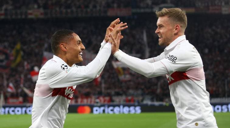 01.10.2024 Stuttgart , Champions League Fußball VfB Stuttgart vs. Sparta Prag, Jubel über das Tor zum 1:0, v.l. Torschütze Enzo Millot (VfB), Maximilian Mittelstädt Gemäß den Vorgaben der DFL Deutschen Fuï¬‚ball Liga ist es untersagt, in dem Stadion und oder vom Spiel angefertigte Fotoaufnahmen in Form von Sequenzbildern und oder videoähnlichen Fotostrecken zu verwerten bzw. verwerten zu lassen.