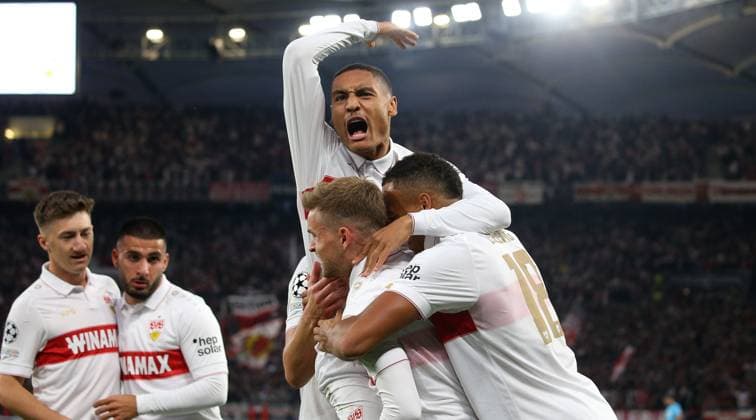 01.10.2024 Stuttgart , Champions League Fußball VfB Stuttgart vs. Sparta Prag, Jubel über das Tor zum 1:0, v.l. Angelo Stiller, Deniz Undav, Torschütze Enzo Millot (VfB, oben), Maximilian Miittelstädt, Jamie Leweling (VfB) Gemäß den Vorgaben der DFL Deutschen Fuï¬‚ball Liga ist es untersagt, in dem Stadion und oder vom Spiel angefertigte Fotoaufnahmen in Form von Sequenzbildern und oder videoähnlichen Fotostrecken zu verwerten bzw. verwerten zu lassen.