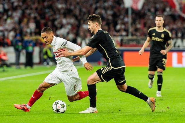 UEFA Champions League: VfB Stuttgart - AC Sparta Praha; 01.10.2024 Zweikampf Enzo Millot (VfB Stuttgart, 8), Kaan Kairinen (AC Sparta Praha, 6) UEFA Champions League: VfB Stuttgart - AC Sparta Praha; Stuttgart, Arena Stuttgart am 01.10.2024 Copyright: xBEAUTIFULxSPORTS Wunderlx