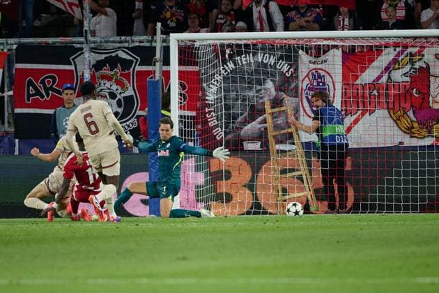 Salzburg, Österreich 01. Oktober 2024: Champions League - 2024 2025 - RB Salzburg vs. Stade Brestois 29 Im Bild: zweiter v.li. Torschütze Abdallah Sima (Brest) macht das Tor zum 0:1,Torwart Janis Blaswich (RB) kann das Tor nicht verhindern. Red Bull Arena Copyright: xFotostandx xWassmuthx
