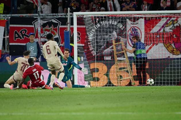 Salzburg, Österreich 01. Oktober 2024: Champions League - 2024 2025 - RB Salzburg vs. Stade Brestois 29 Im Bild: zweiter v.li. Torschütze Abdallah Sima (Brest) macht das Tor zum 0:1,Torwart Janis Blaswich (RB) kann das Tor nicht verhindern. Red Bull Arena Copyright: xFotostandx xWassmuthx