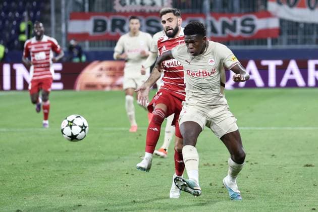 SOCCER - UEFA CL, RBS vs Brest SALZBURG,AUSTRIA,01.OCT.24 - SOCCER - UEFA Champions League, Red Bull Salzburg vs Stade Brestois 29. Image shows Romain Del Castillo (Brest) and Lucas Gourna-Douath (RBS).  GEPAxpictures xDavidxGeieregger